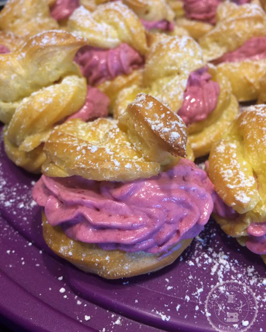 Windbeutel mit Frucht-Sahne-Füllung